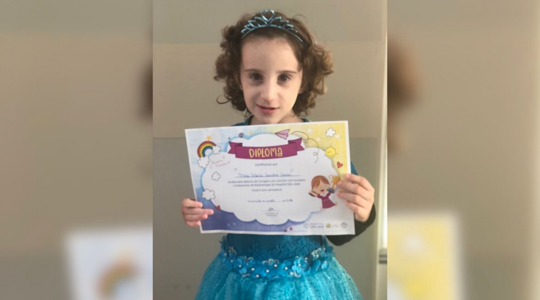 Menina de 8 anos comemora fim da radioterapia vestida de princesa em Criciúma