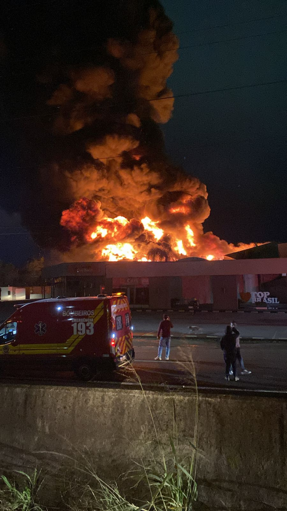 AGORA: incêndio de grandes proporções atinge loja Top Brasil