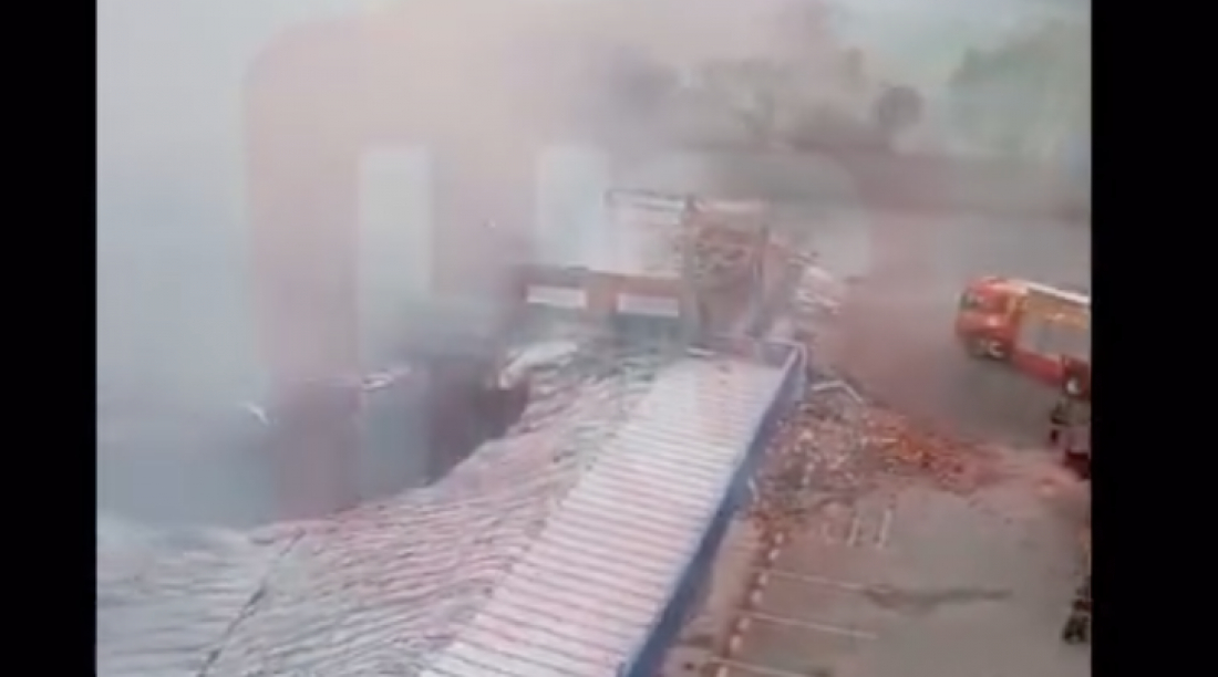 Atualização: Após 8 horas de trabalho, Bombeiros continuam atuando no incêndio da Top Brasil neste sábado, 25