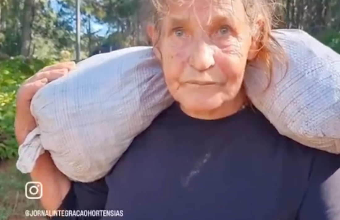 (Vídeo) Idosa de 75 anos é vista caminhando quilômetros com mantimentos no RS