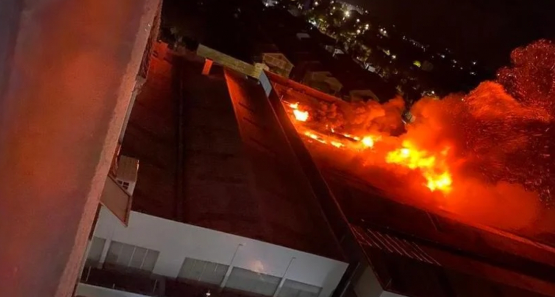 (Vídeo) Incêndio de grandes proporções atinge prédio comercial em Porto Alegre