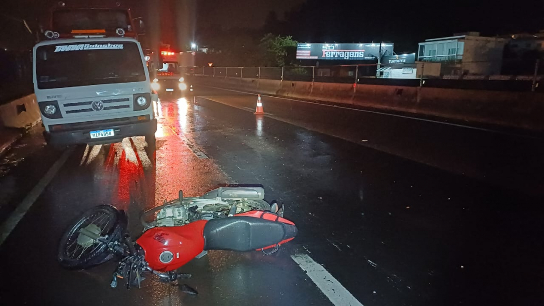 Pescaria Brava: motociclista de 63 anos morre após colidir em caminhão na BR-101 