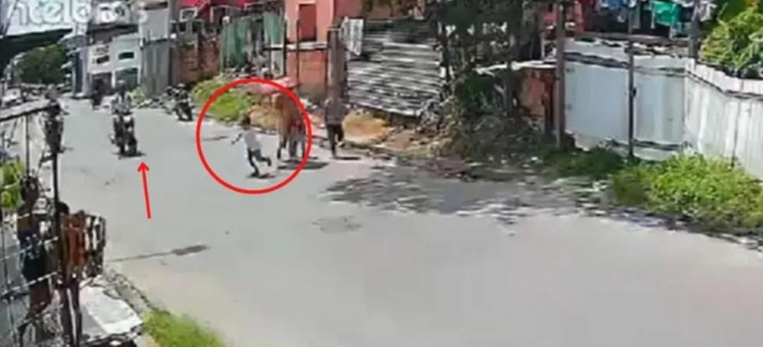(Vídeo) Criança solta mão da mãe e e é atropelada por moto em Manaus
