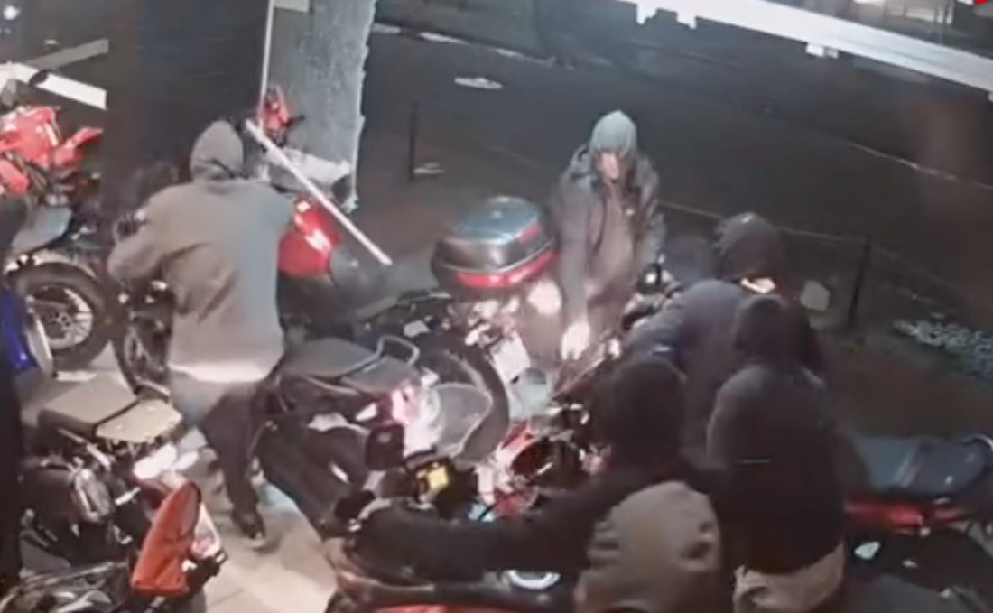 (Vídeo) Sete homens encapuzados furtam quatro motocicletas em concessionária de Criciúma