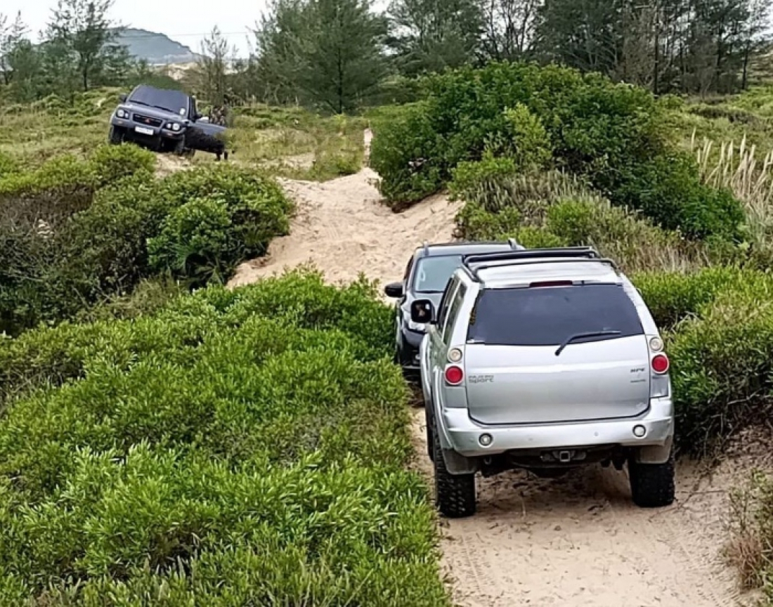Crime ambiental: motoristas são flagrados dirigindo em dunas de Imbituba