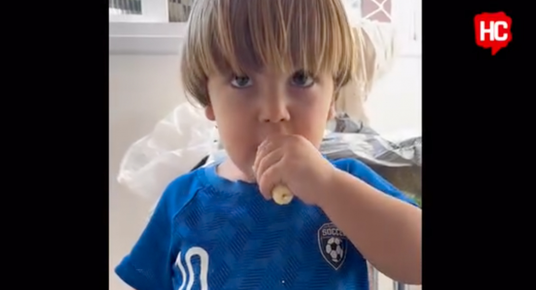 (Vídeo) Mãe viraliza após filho 'atacar' bananas e comer todas sozinho; veja vídeo