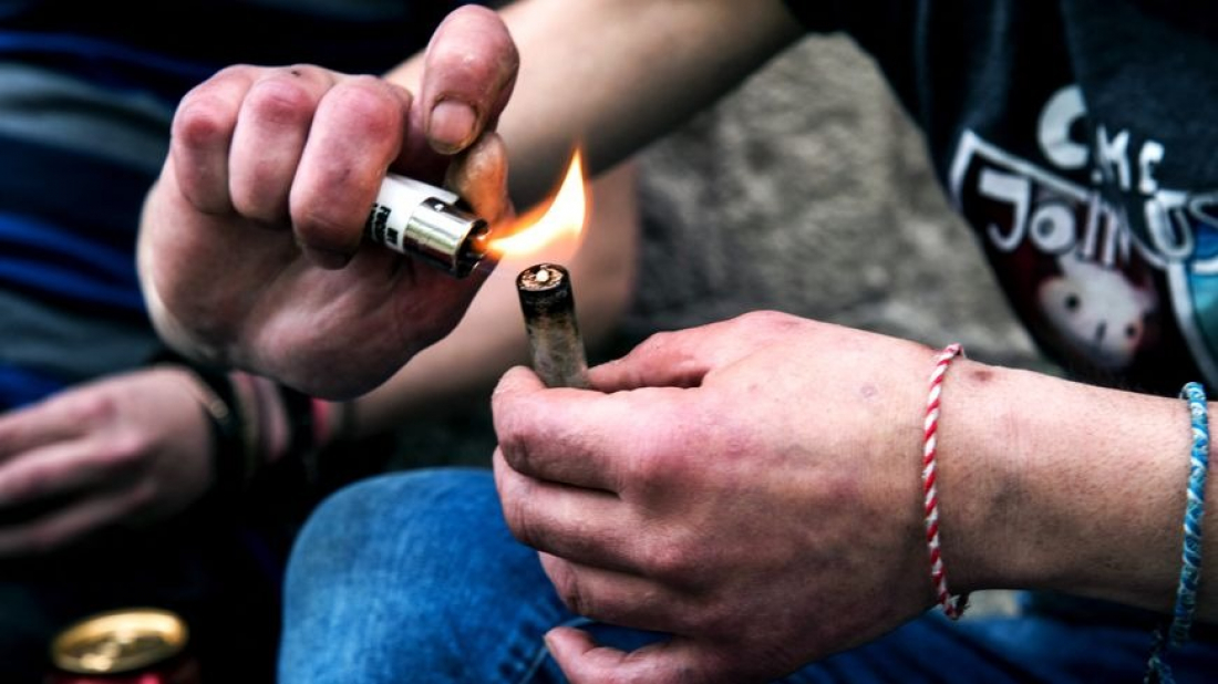 Tubarão: vereadores aprovam multa de quase R$2 mil para quem usar drogas ilícitas em espaços públicos