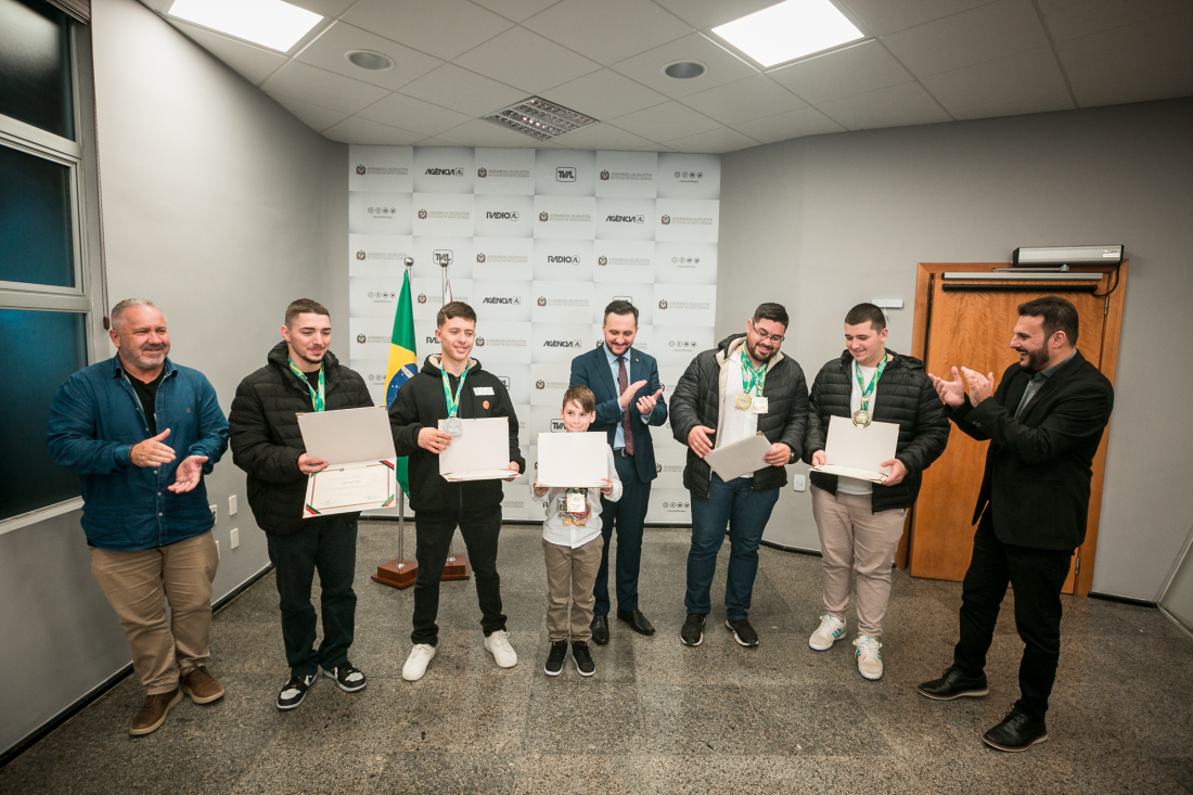 Pescaria Brava: projeto de jiu-jitsu conquista 6 medalhas e recebe homenagem na Alesc