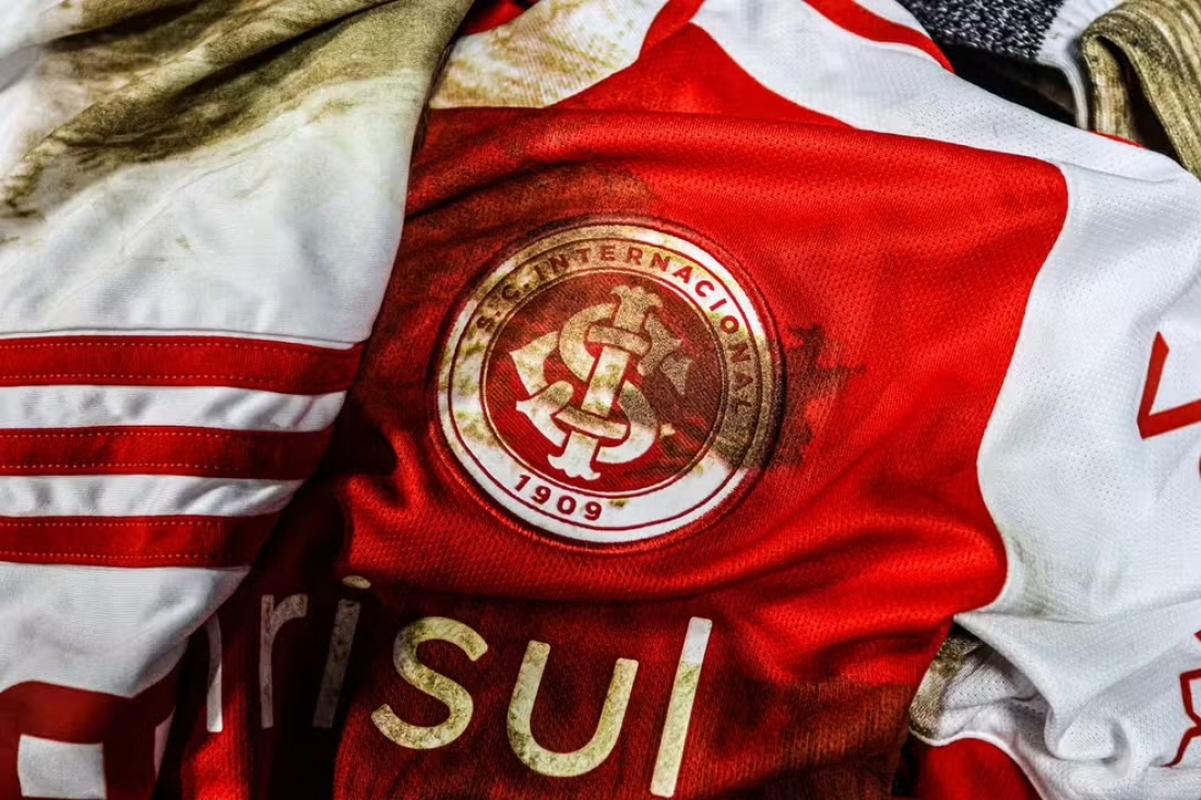 Inter usa uniforme sujo de lama como homenagem a vítimas das cheias