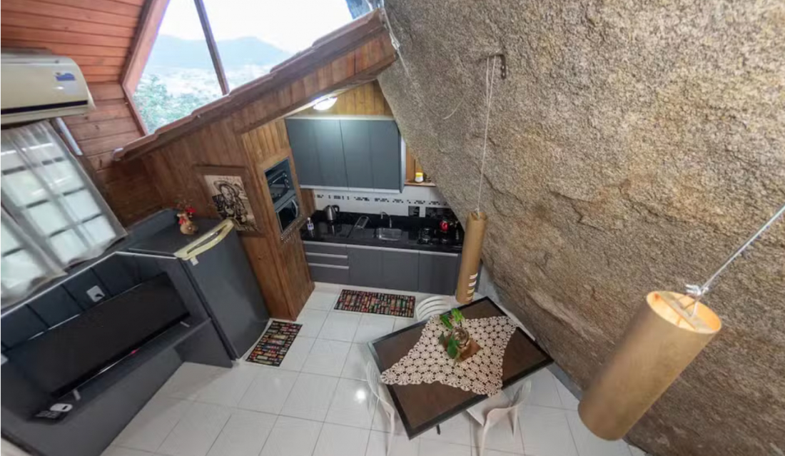 Em SC: Casa é construída dentro de gruta e tem parede de pedra de 6 metros de altura