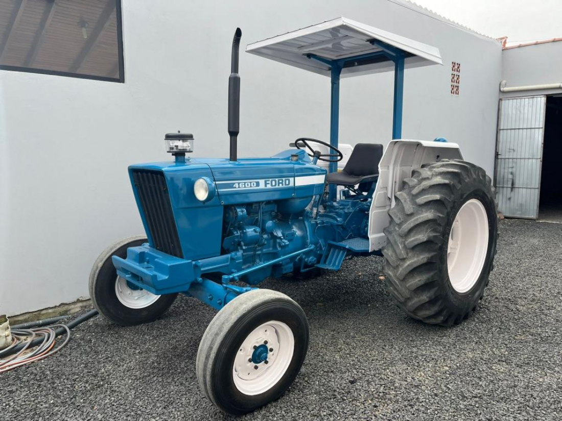 Homem leva tiro após tentar atropelar policiais com trator em SC