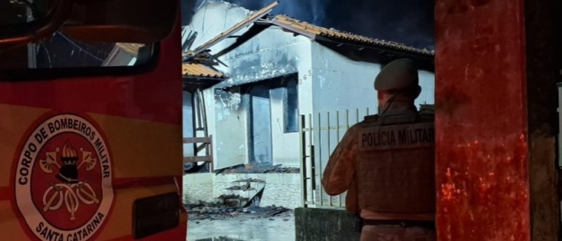 Homem é preso em flagrante após atear fogo em casa e matar sogra e filha de 3 meses