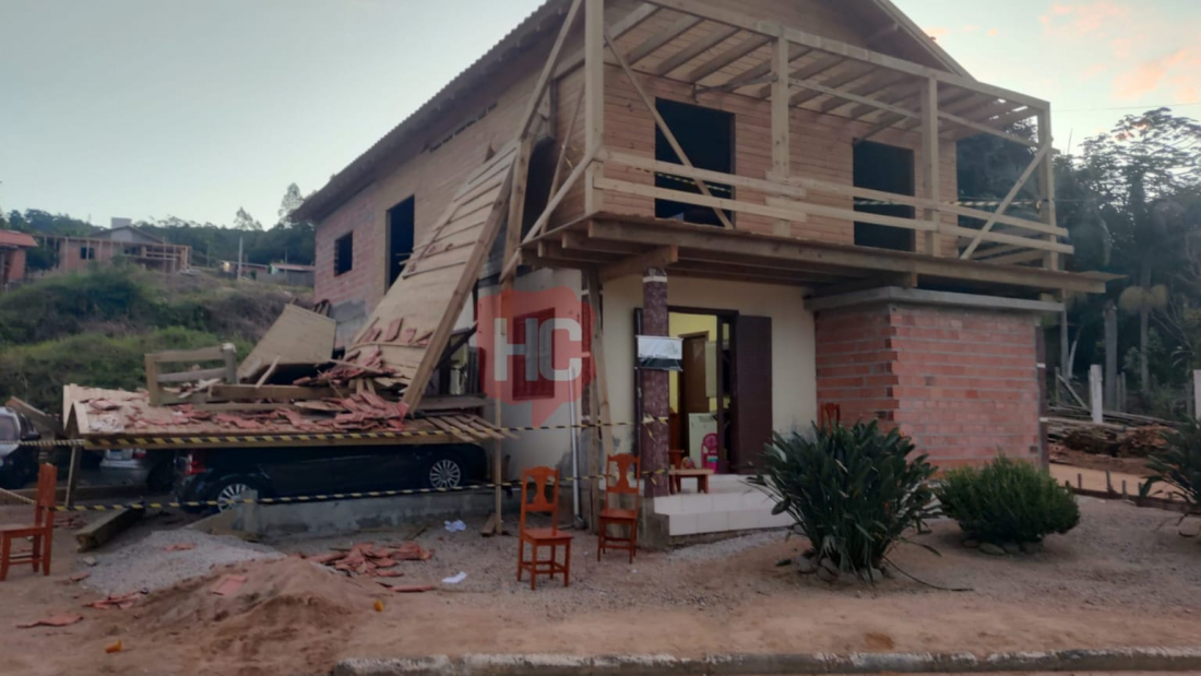 Deck em construção que desabou durante festa em Pedras Grandes não estava liberado para utilização