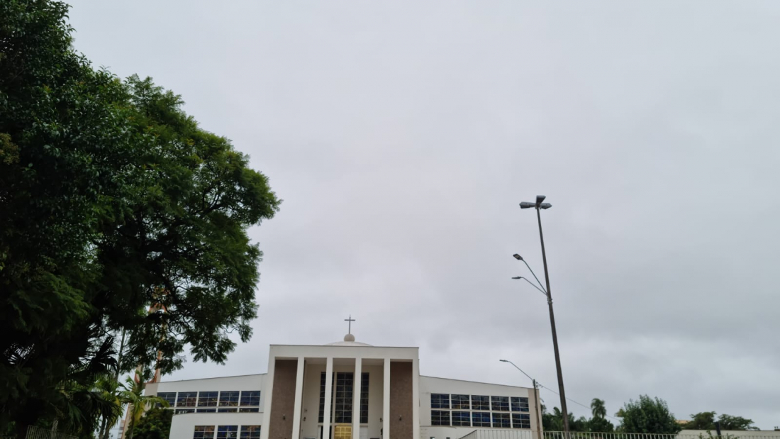 Semana começa com frente fria e temperaturas amenas em SC