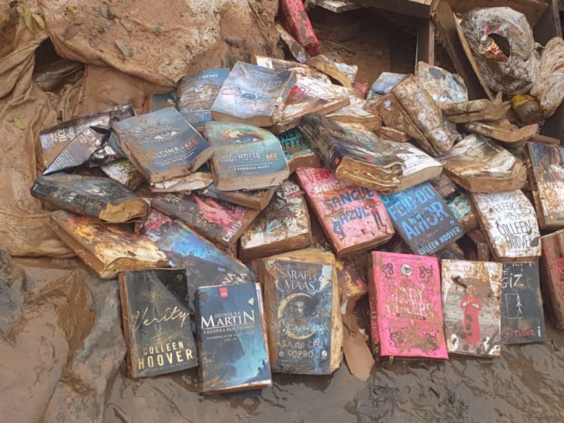 Chuvas no RS: jovem de São Leopoldo lamenta perda da coleção de 300 livros