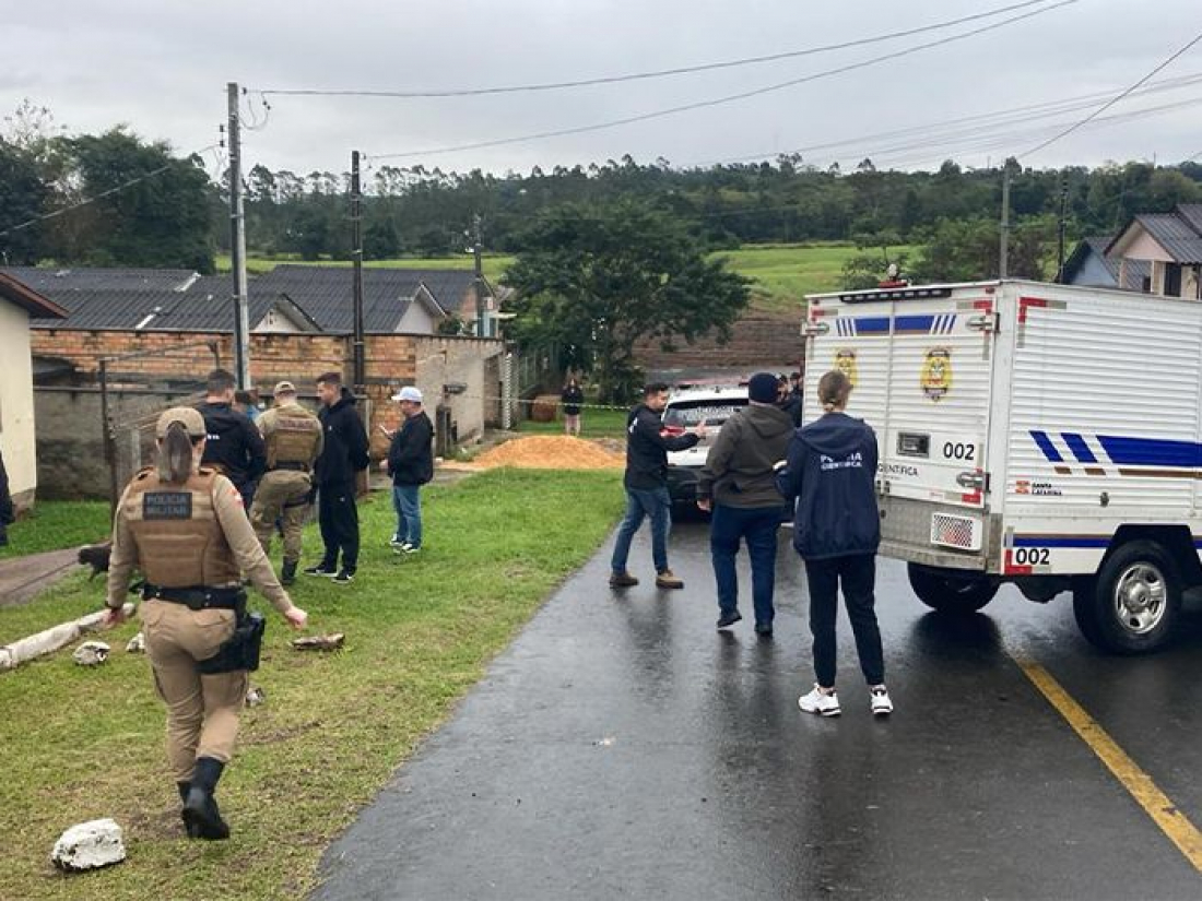 Trabalhador é ‘dilacerado’ por pitbulls após cair em terreno em Criciúma