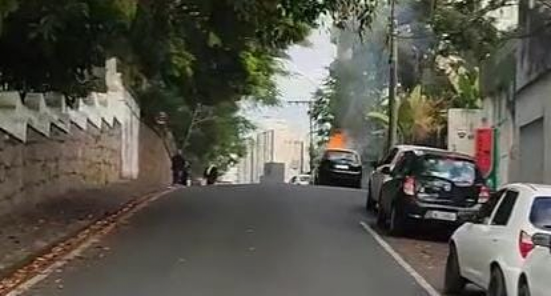 Carro pega fogo no Centro de Tubarão nesta terça-feira (4)