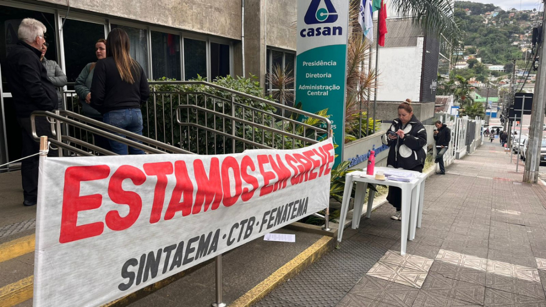Funcionários da Casan entram em greve nesta terça