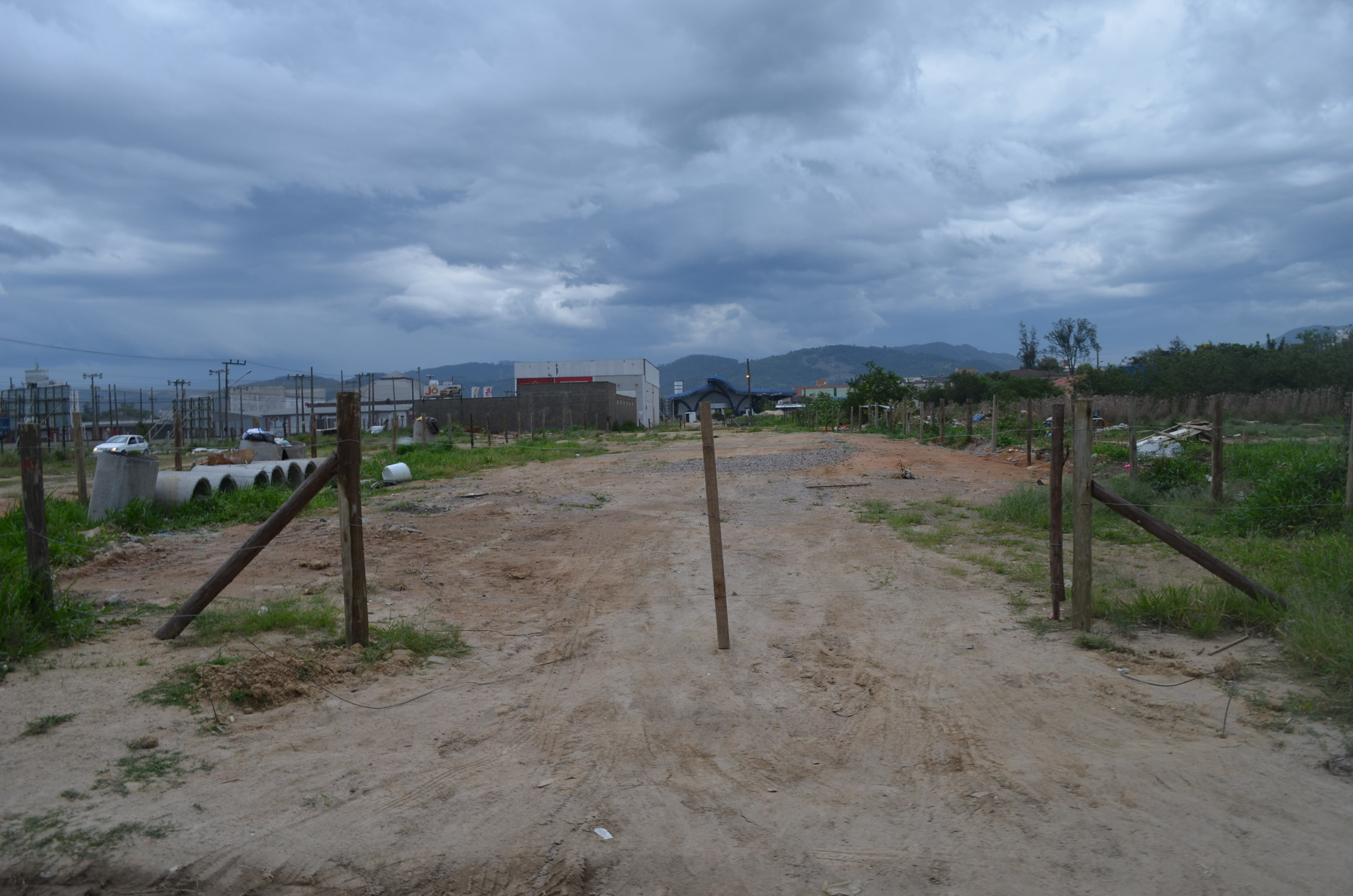 Ciganos desocupam terrenos na entrada de Tubarão