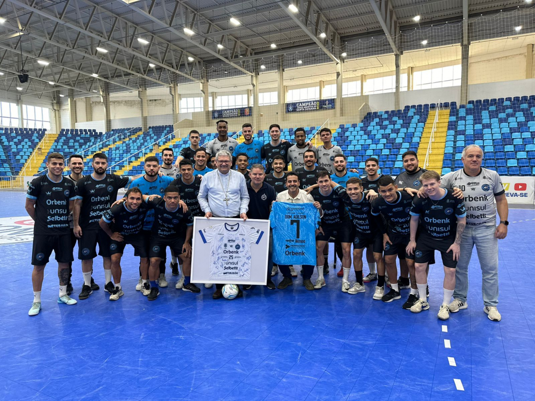 Benção: antes de enfrentar o Corinthians, Tubarão Futsal entrega camisa a Bispo