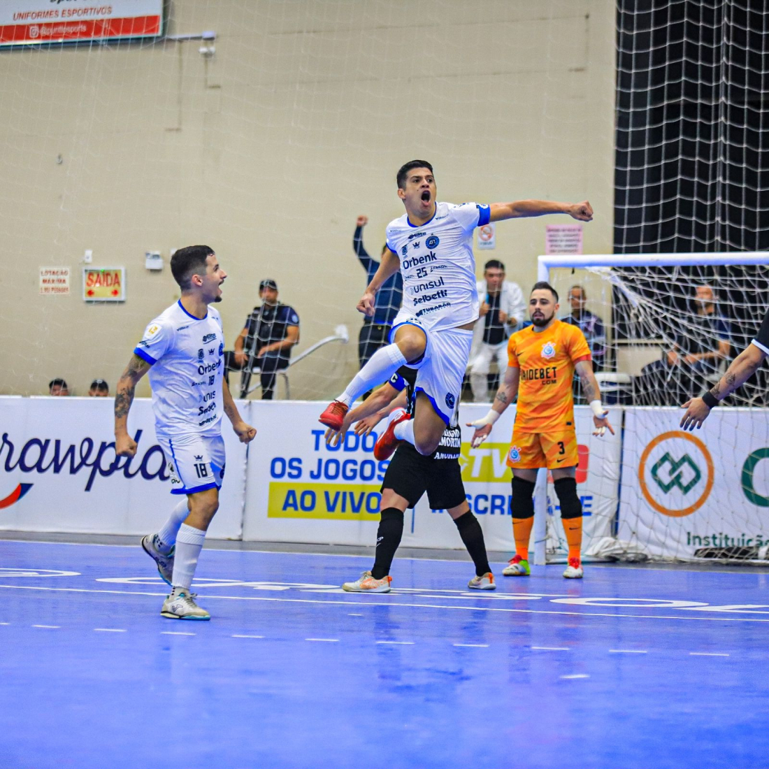Em jogo de sete gols, Tubarão Futsal bate o Corinthians na Arena