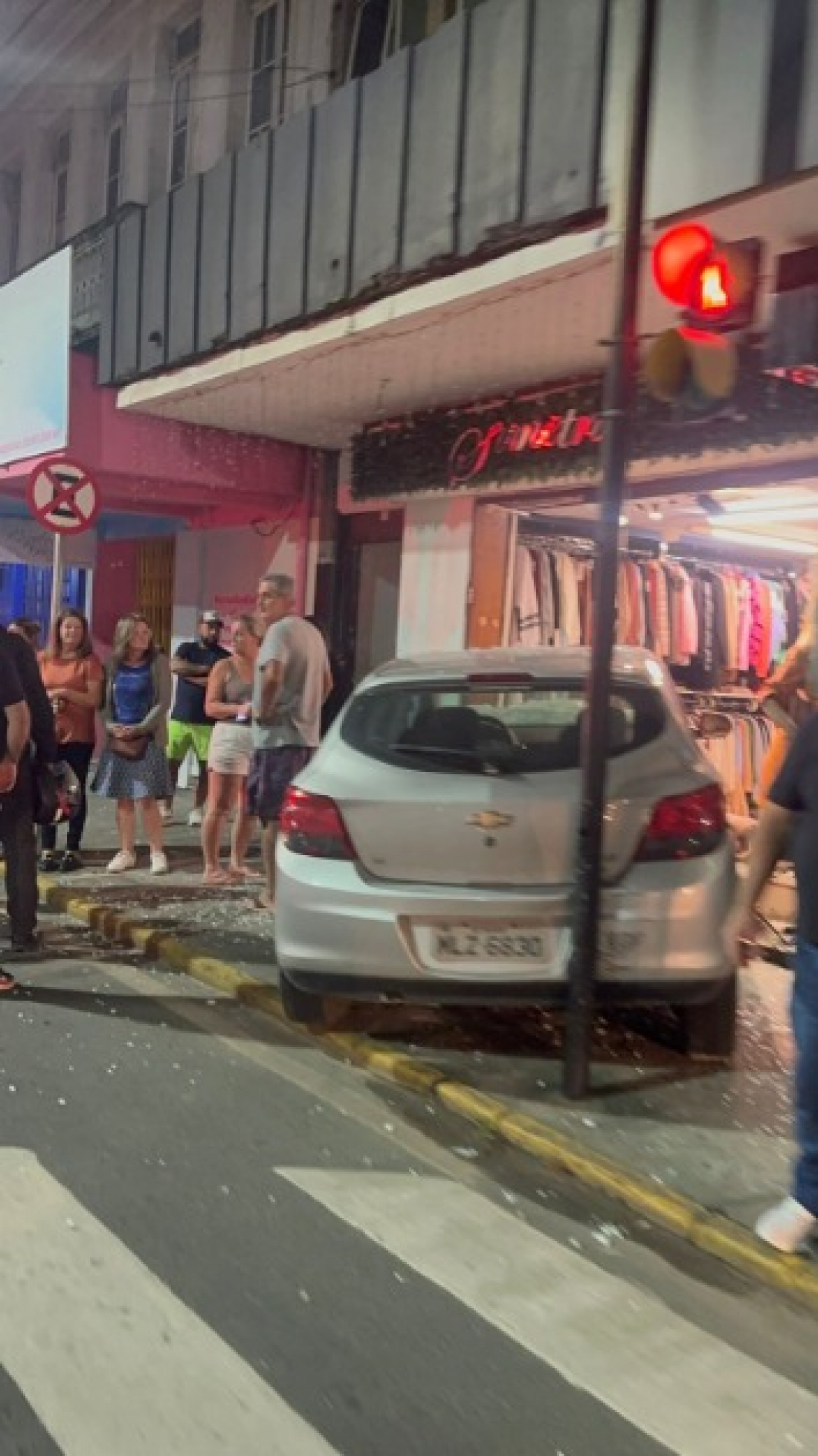 Motorista perde controle e invade loja de roupas em Tubarão