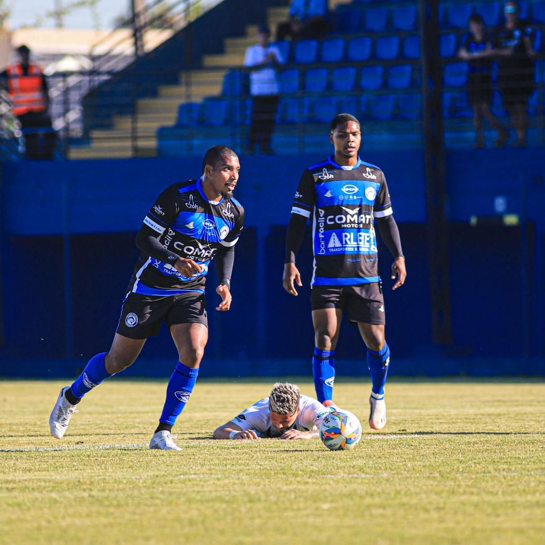 Em tarde de pouca inspiração, Tubarão fica só no empate com Carlos Renaux