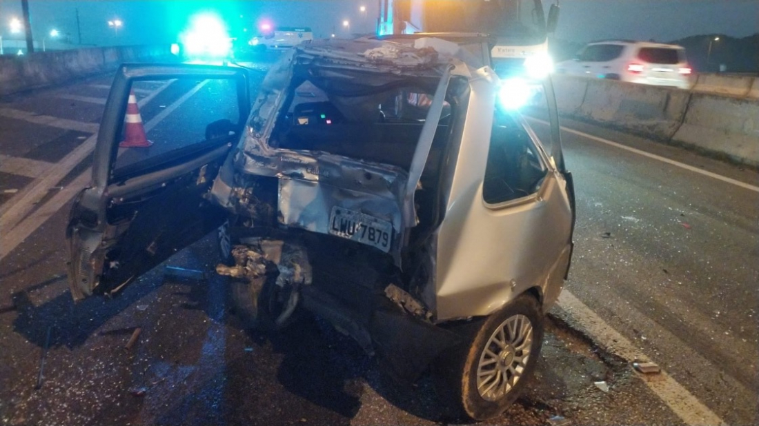 SC: jovem morre e veículo fica totalmente compactado após acidente na BR-101