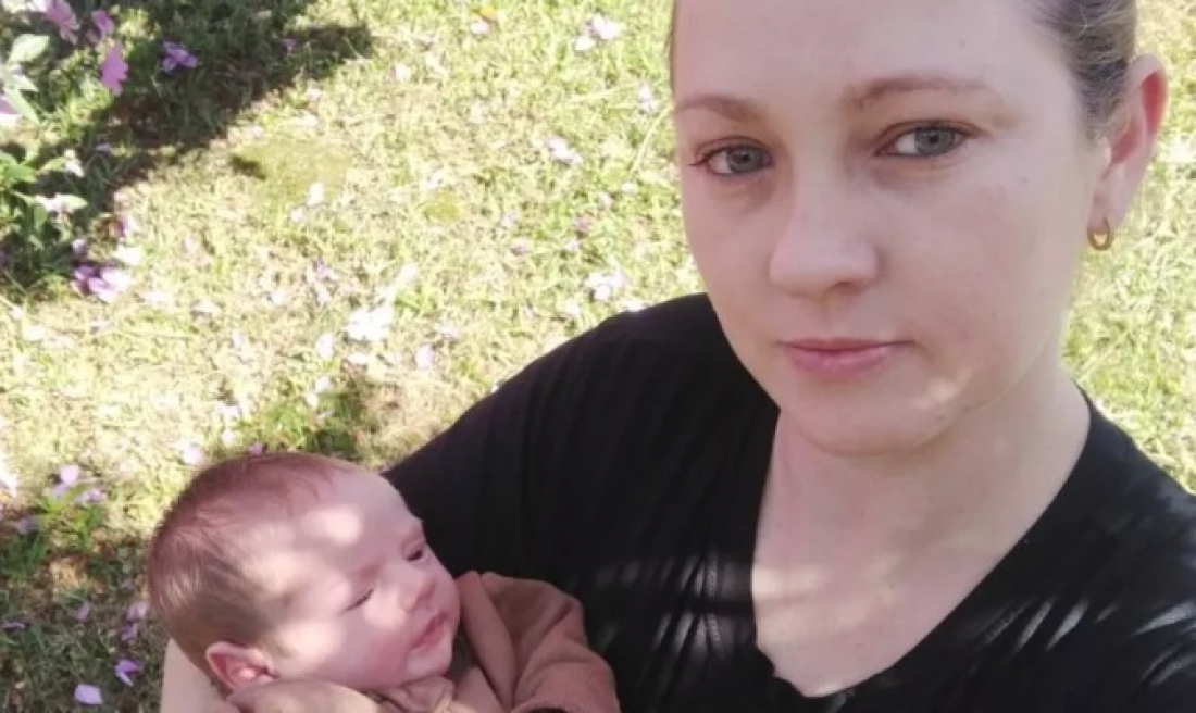 Mãe salva recém-nascido de engasgamento com manobra que aprendeu em treino