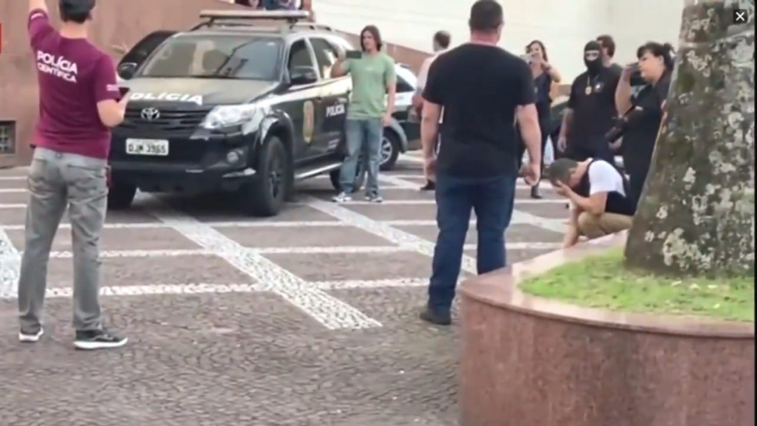 Brasil: em reconstituição, homem que matou idoso com 'voadora' no peito chora e pede desculpas