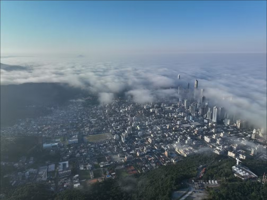 Vídeo mostra nevoeiro marítimo cobrindo arranha-céus de Balneário Camboriú