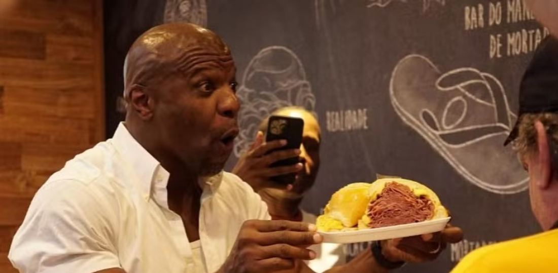 Terry Crews publica vídeo comendo sanduíche de mortadela no Mercadão de SP