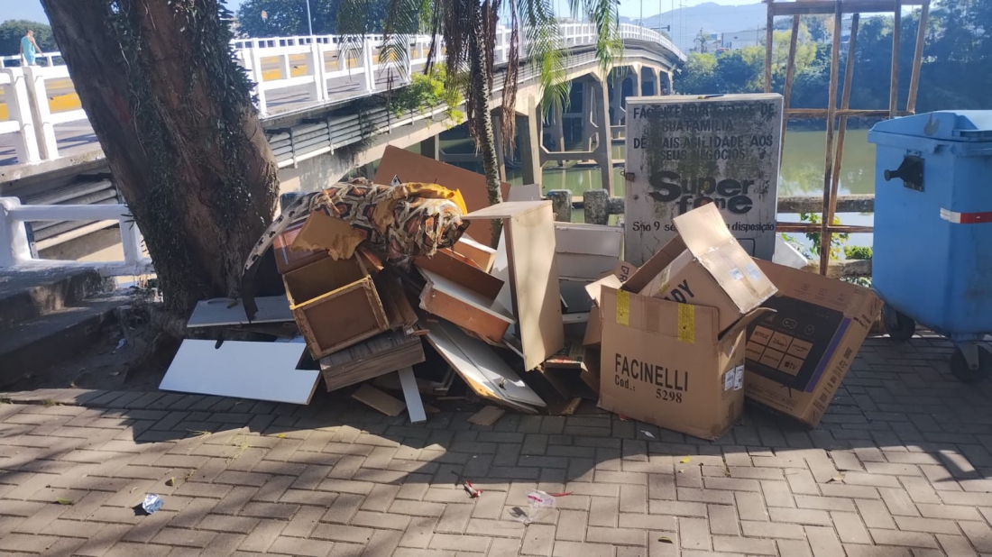 Praça do Chafariz vira ponto de descarte irregular e prefeitura toma providências