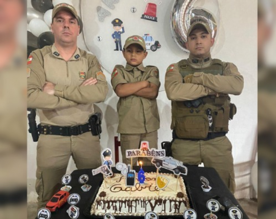 Fã da PM, menino autista de 6 anos recebe surpresa de policiais em seu aniversário