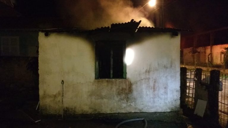 Casa é atingida por incêndio em Laguna