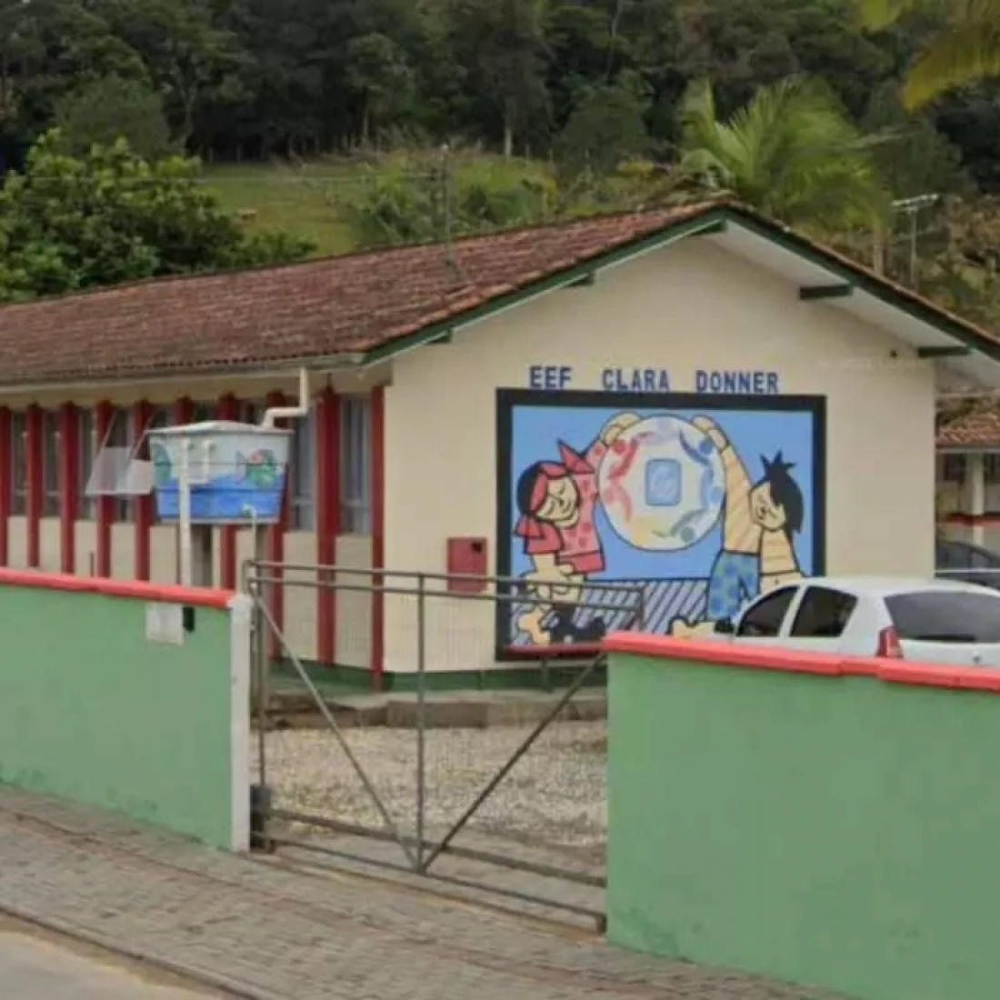 Em SC: aluno entra em escola com faca, tenta esfaquear funcionária e é apreendido