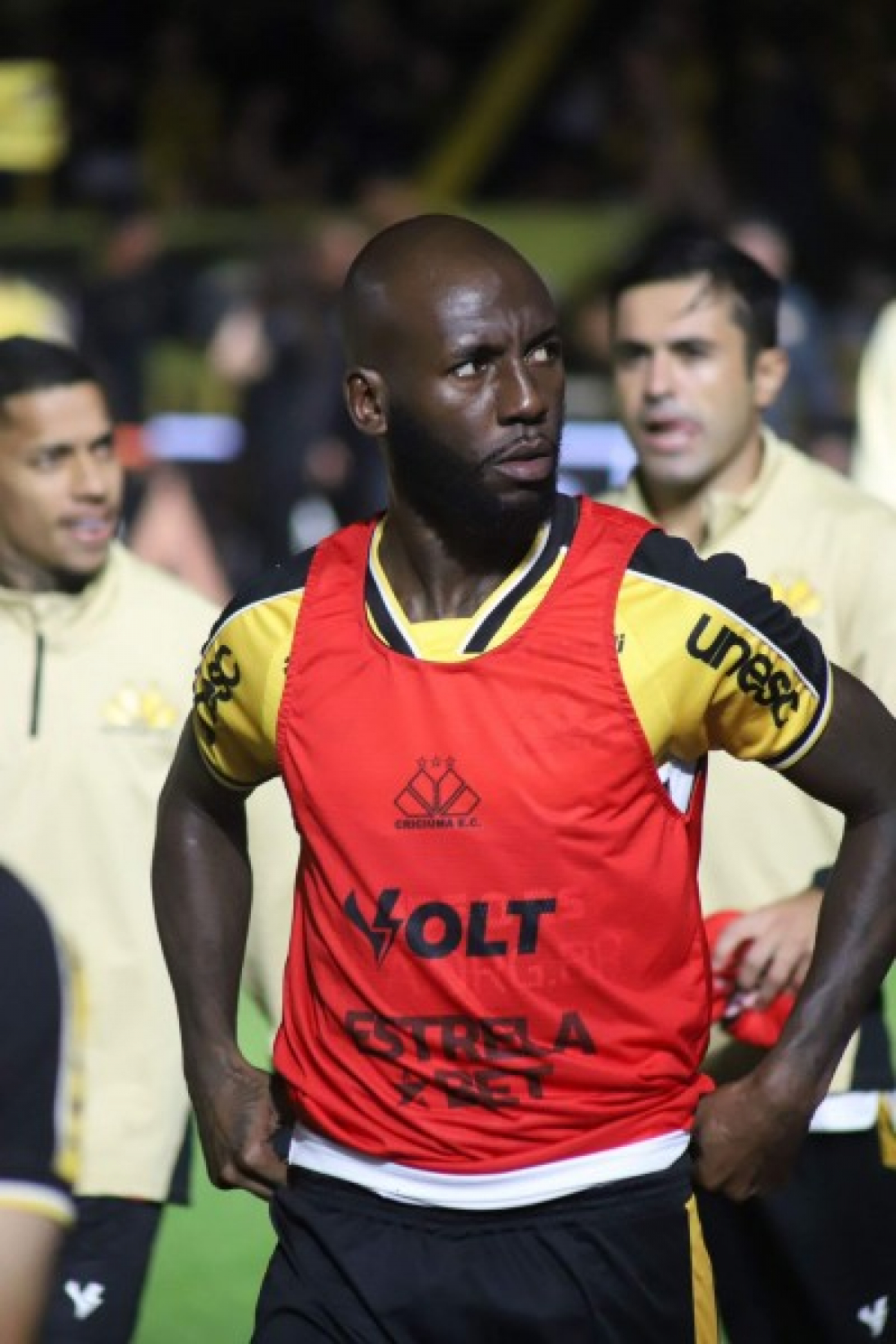 Jogador do Criciúma é alvo de ofensas racistas após gol da vitória