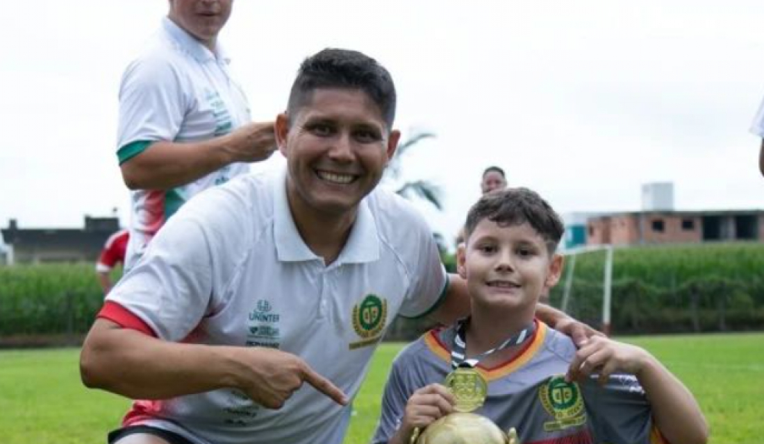 Professor de educação física salva bebê de 3 meses engasgado em Laguna