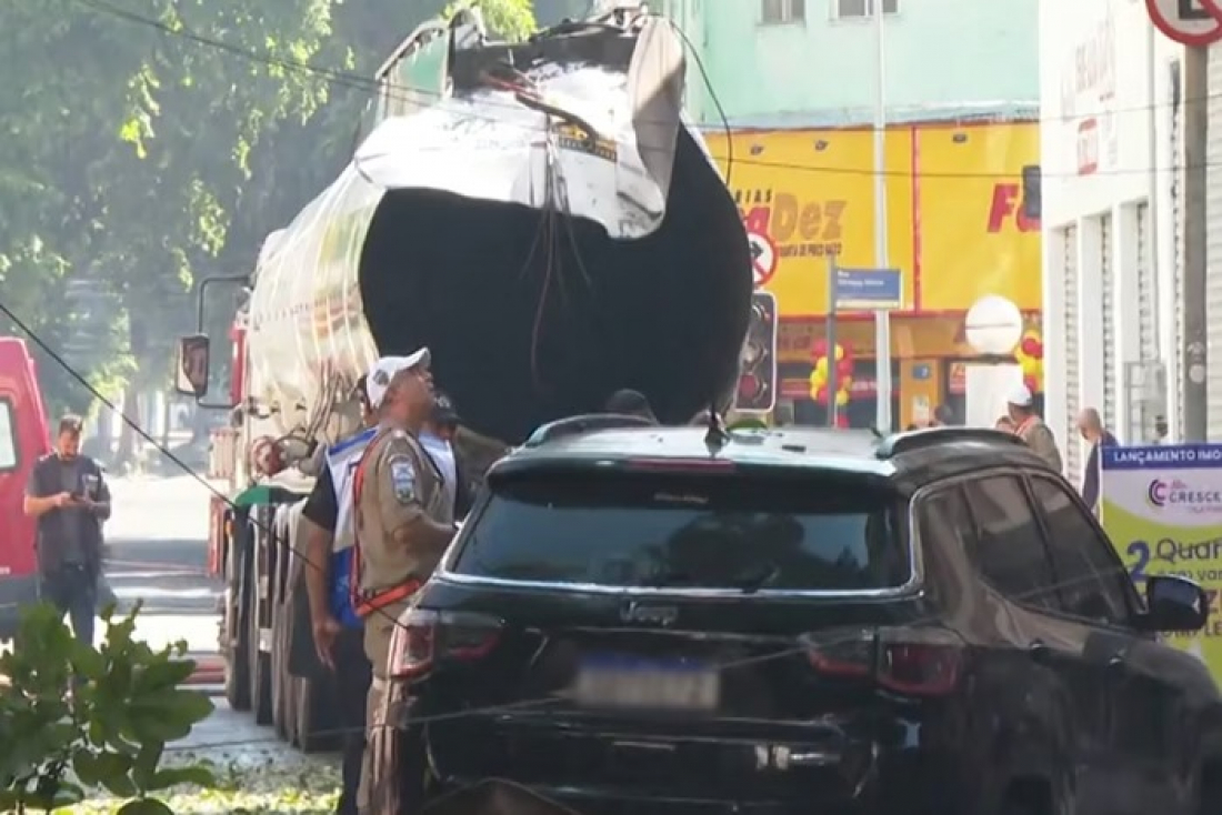 Brasil: explosão de caminhão-tanque de gasolina causa estragos no RJ