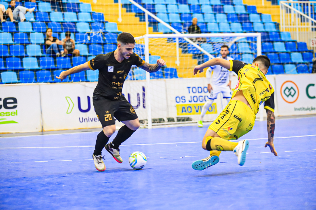 Tubarão Futsal luta, mas é derrotado diante do Jaraguá pela LNF