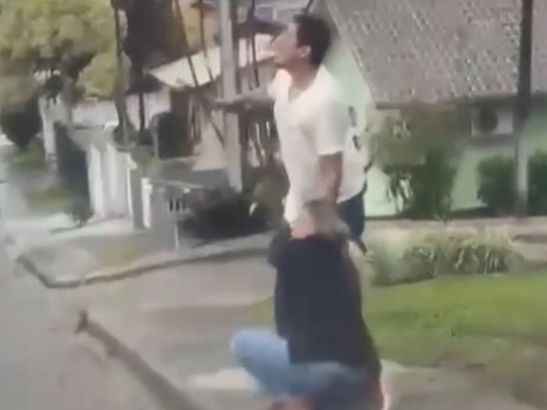 Inconformado com término, homem ameaça mulher com faca em rua de Criciúma