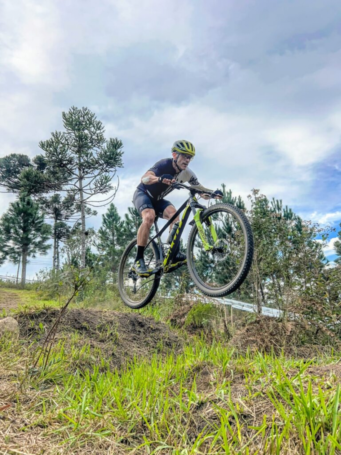 Ciclista de Tubarão conquista vice-campeonato e segue no topo do ranking em SC