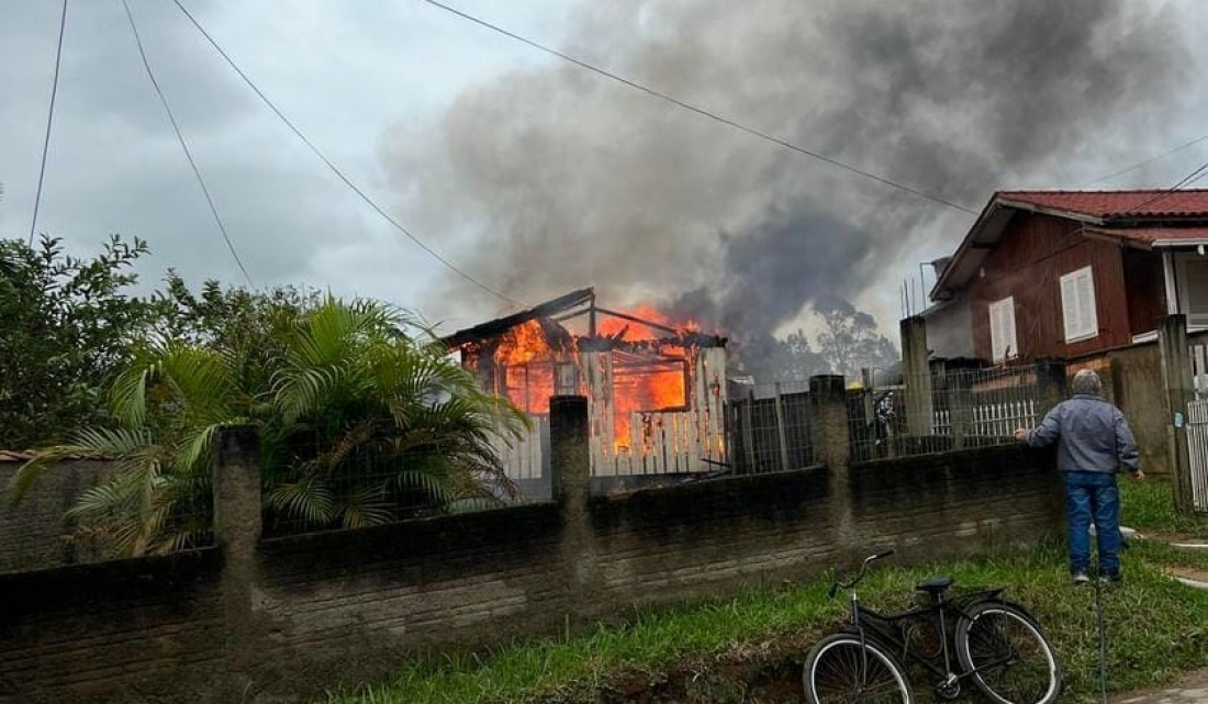 Casa é destruída por incêndio na Estiva nesta terça-feira (25)