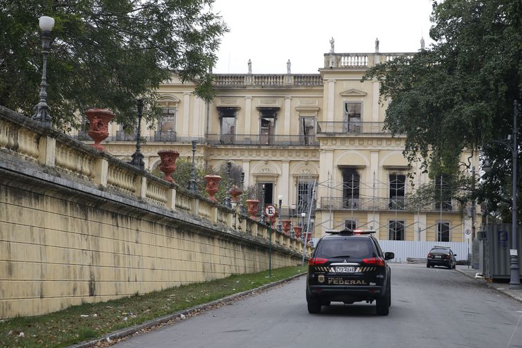 Incêndio que destruiu 90% do Museu Nacional completa um mês