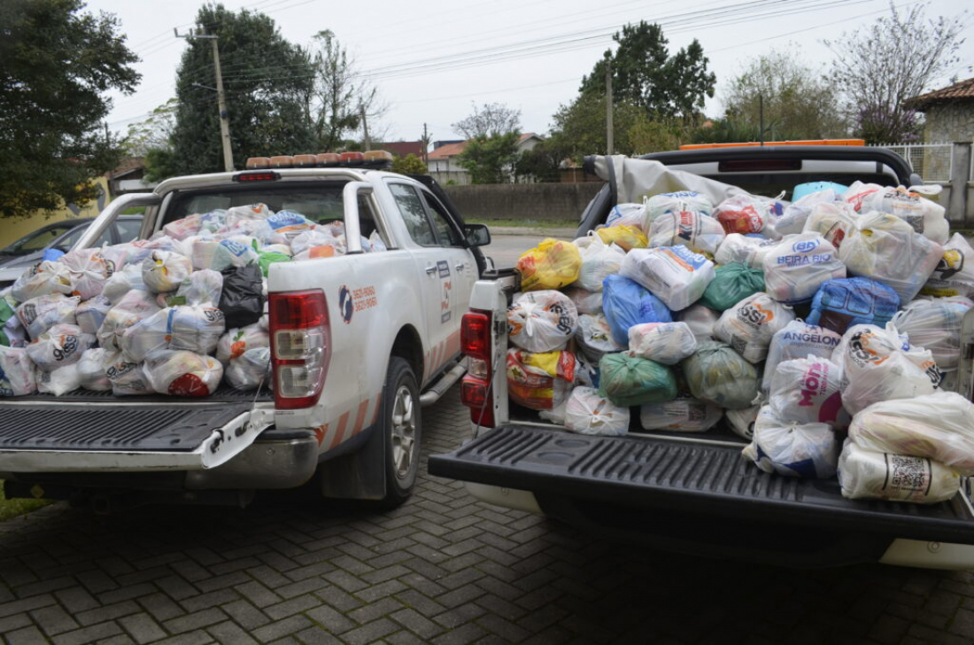 Apae de Tubarão recebe alimentos arrecadados em jogo da Seleção Brasileira de Vôlei