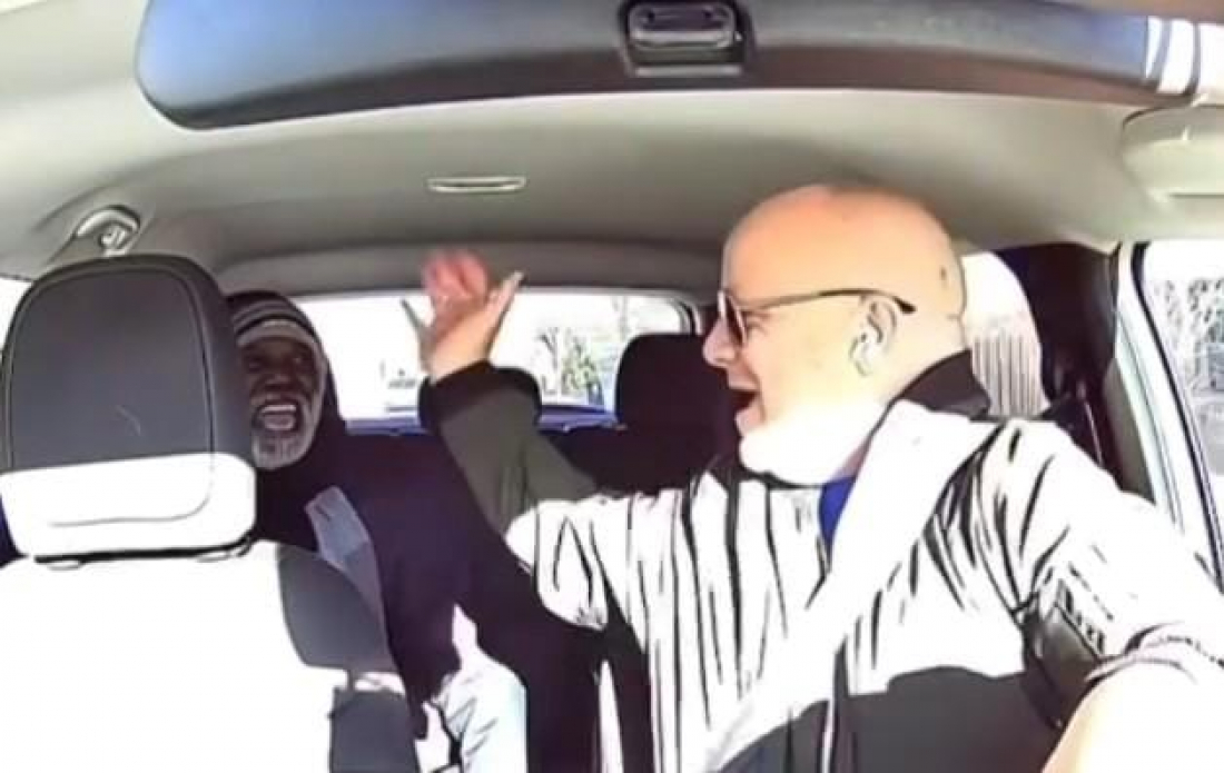 EUA: motorista de aplicativo percebe que passageiro era amigo que não via há 20 anos