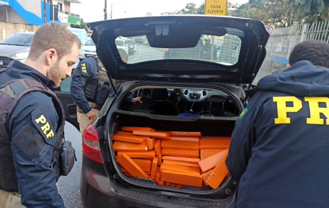 SC: motorista é preso com 170 quilos de maconha após tentar fugir da PRF