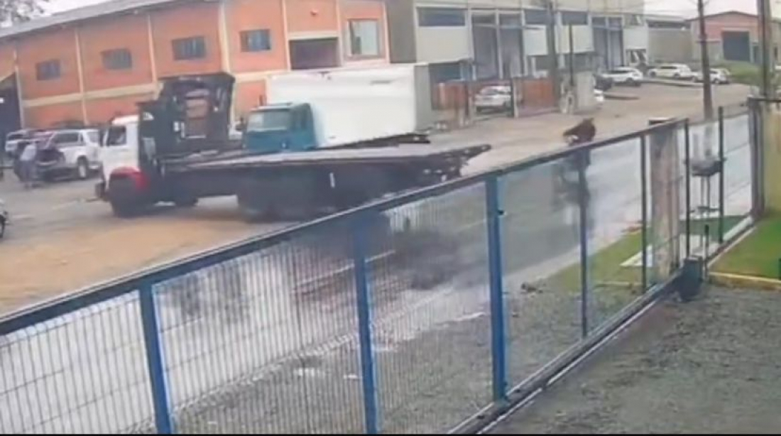 Câmera registra acidente de moto que matou dois jovens em SC