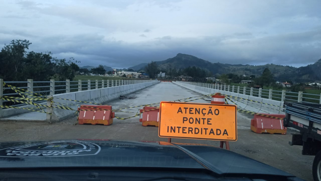 Após travessias irregulares, prefeitura reforça que Ponte da Guarda segue fechada