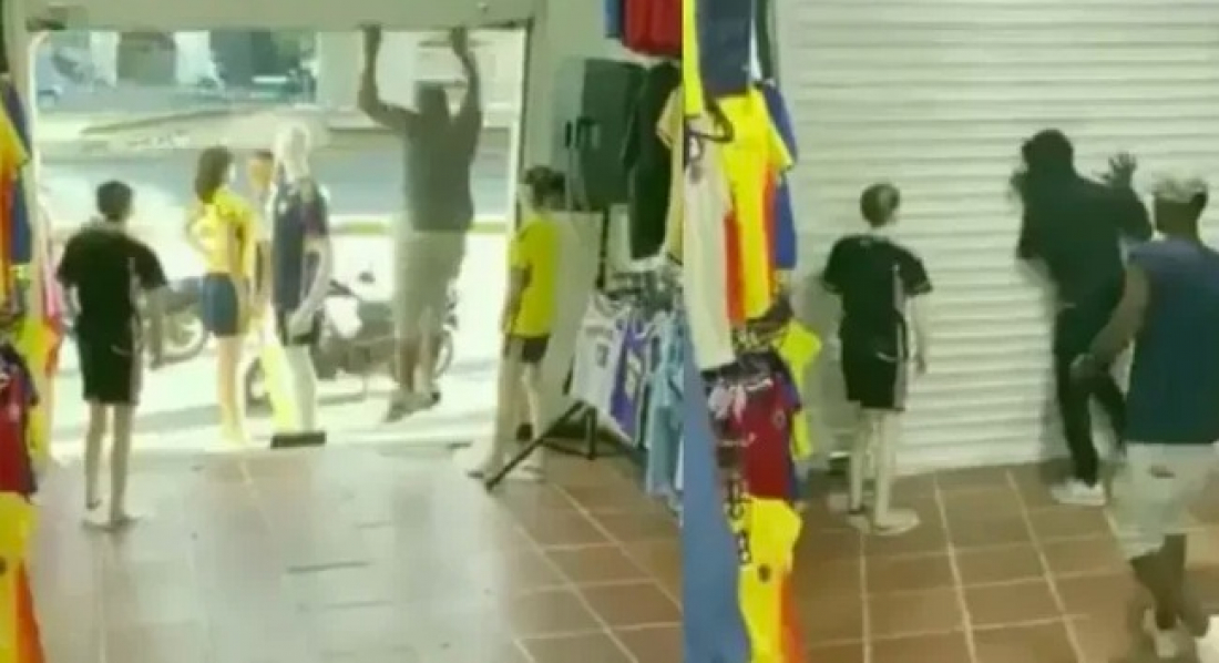 Mundo: empresário reage a assalto e tranca bandidos dentro de loja na Colômbia